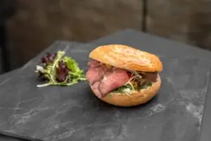 Bagel Vitello Tonnato – Kalbsroastbeef, Thunfischmayonnaise, Kapern, Salat