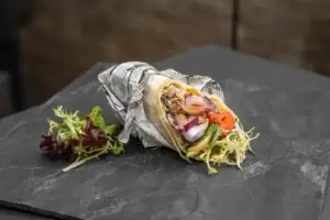 Vegane Tortilla mit Kichererbsen-Hummus und Grillgemüse