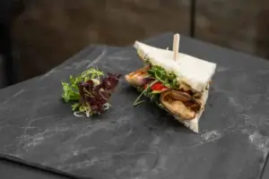 Vegane Tramezzini mit Hummus und Grillgemüse