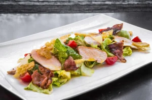 Caesar-Salat mit Hähnchen und Parmesan