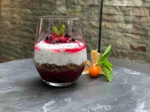 Chia-Pudding mit Waldfrüchten und ungebackenem Müsli