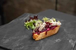 Belegtes Brötchen mit Ziegenkäse und Roter Bete