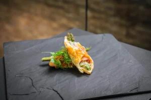 Spargel mit Schinken und Käse im Blätterteig gebacken