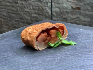 Hausgemachter Strudel mit frischem Obst und Nüssen