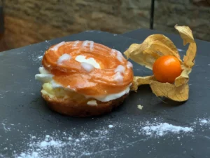 Hausgemachter Brandteigkranz mit Eigelbcreme