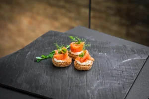 Frischkäse und Lachs auf dunklem Toast