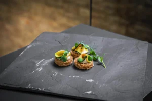 Gegrillte Zucchini auf dunklem Toast