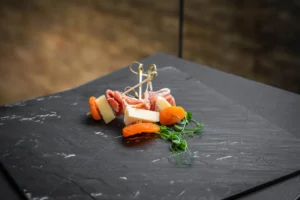 Spieß mit Parmaschinken, Aprikose und Pecorino
