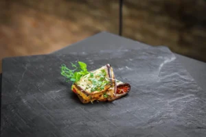 Auberginenröllchen mit Hummus und gebackenen Tomaten