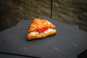 Croissant gefüllt mit Mascarpone und Obst