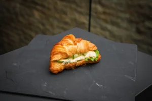 Croissant mit Eiaufstrich