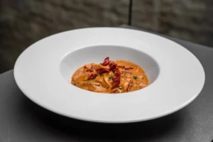 Schweinefiletstreifen mit getrockneten Tomaten und Ziegenkäse