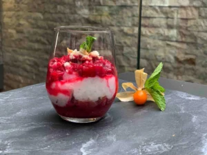 Tapiokapudding mit zerdrückten Himbeeren
