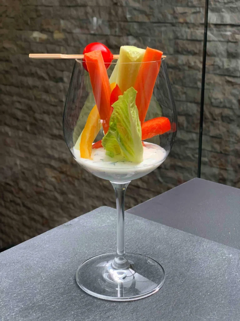 Gemüse-Crudités im Glas mit Sahnedip