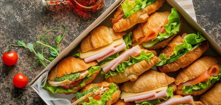 Sendviče a croissanty v krabici