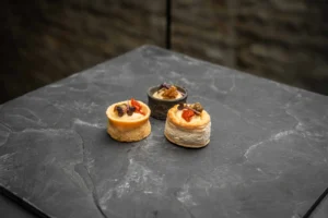 Tartelettes mit hausgemachtem Hummus und getrockneten Tomaten