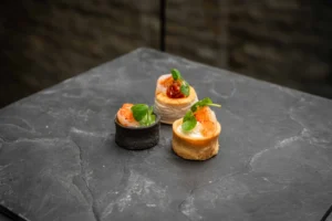 Tartelettes mit aufgeschlagenem Frischkäse, Garnele und getrockneten Tomaten