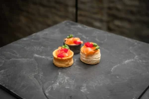 Tartelettes mit aufgeschlagenem Frischkäse, Lachs und Kaviar