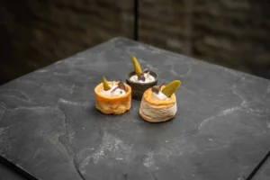 Tartelettes mit Thunfischmousse und Gurke