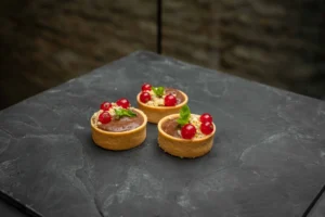 Mini-Tartelettes mit Schokoladenmousse, Nüssen und Obst