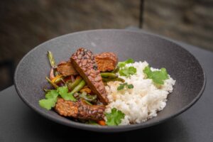 Jasminreis mit Tempeh