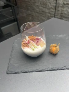Joghurt mit Obst und Müsli